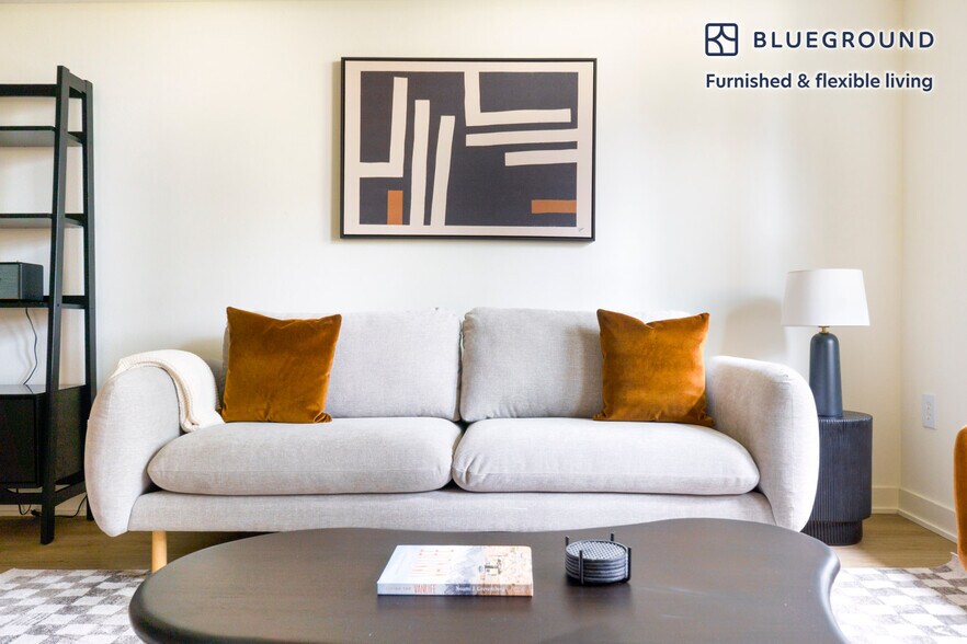 Building Photo - 11000 NE 10th St