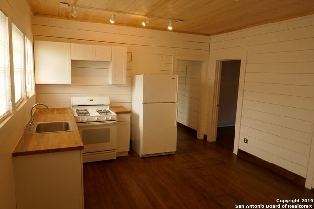 Building Photo - 2/1 open concept great location central SA