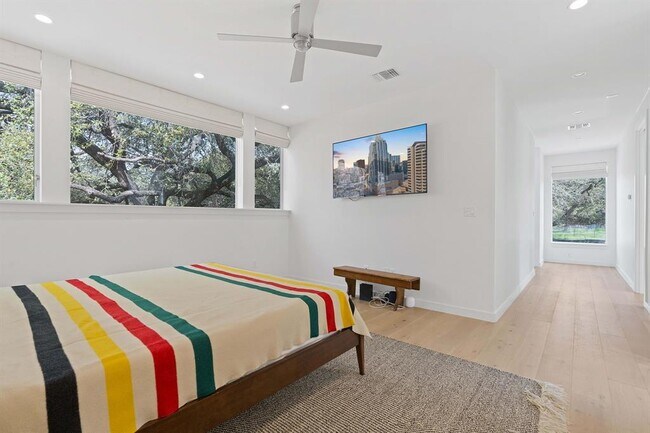 Building Photo - 2418 S 5th St