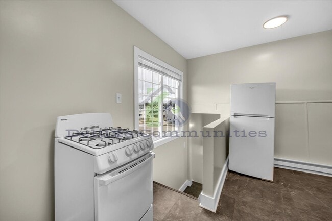 Building Photo - Completely Remodeled 2 Bed- Available Now!!