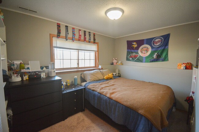 Building Photo - 4 bed 2 bed For Rent in Country Club Manor!