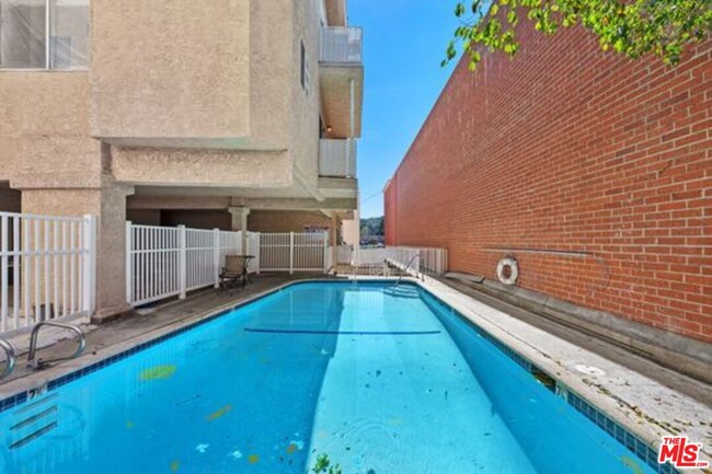 Building Photo - 5135 Zelzah Ave