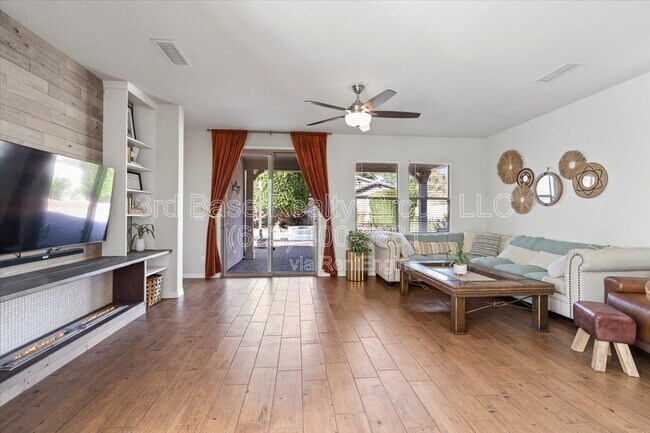 Building Photo - 21072 W Maiden Ln