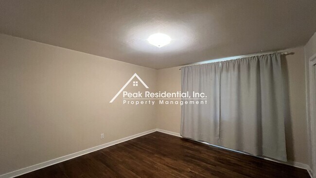 Building Photo - Charming Arden Area 2bd/1ba Duplex!