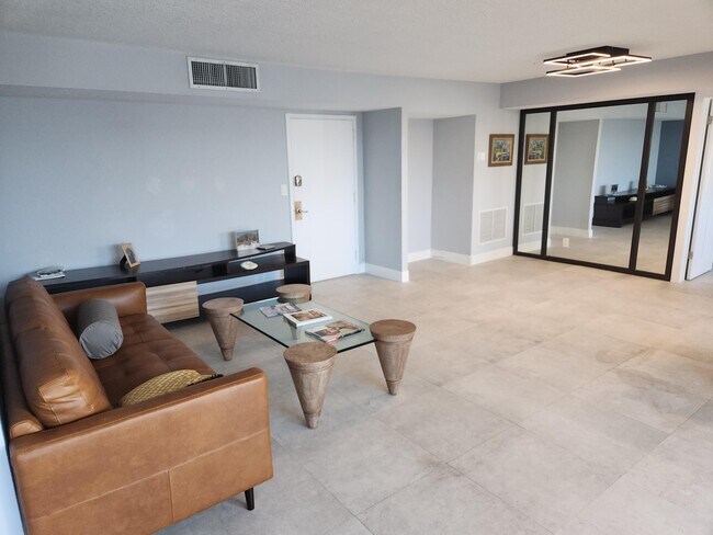 Building Photo - 1238 Hillsboro Mile