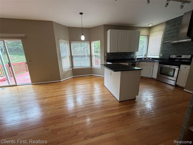 Building Photo - 35285 Pennington Dr