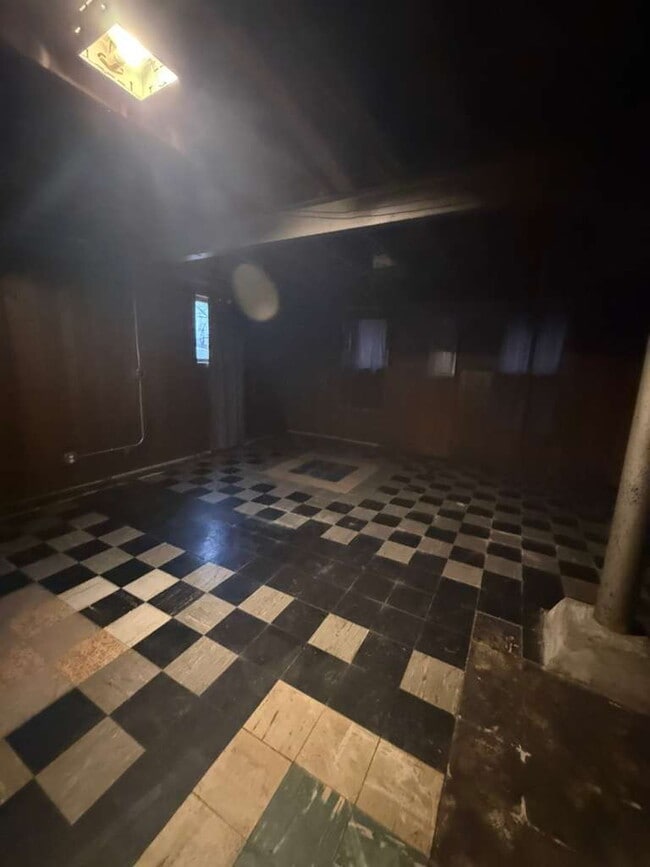 Building Photo - "Cozy 2-Bedroom, 1 bath Retreat with Fireplace Charm!"  One car garage, section 8 ok.