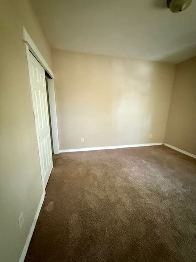 Building Photo - Beautiful 3 Bedroom 2 Bathroom House  **2 Weeks Free Rent**