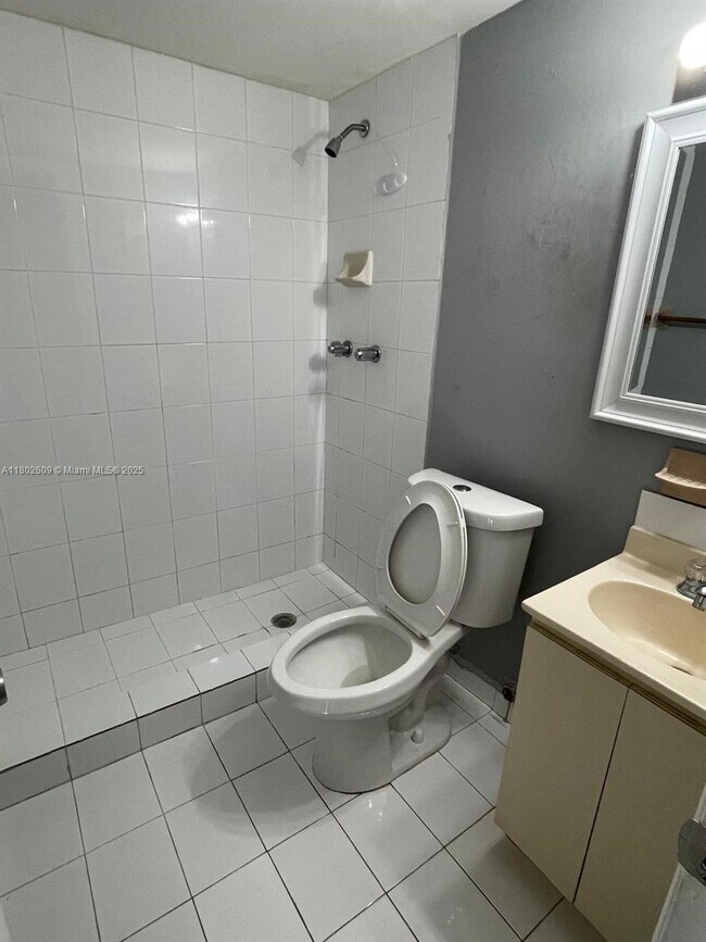 Building Photo - 1035 W 77th St