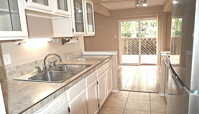 Building Photo - 4150 Monroe Dr