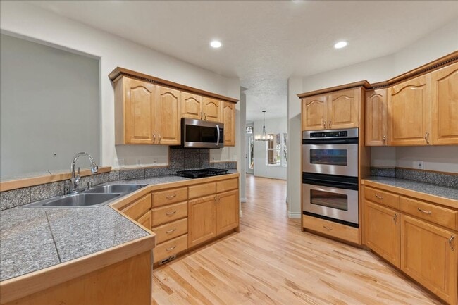 Building Photo - Quiet, Convenient, and Spacious 5 Bedroom 4 Bathroom Home