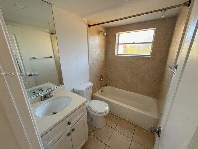 Building Photo - 9937 Three Lakes Cir