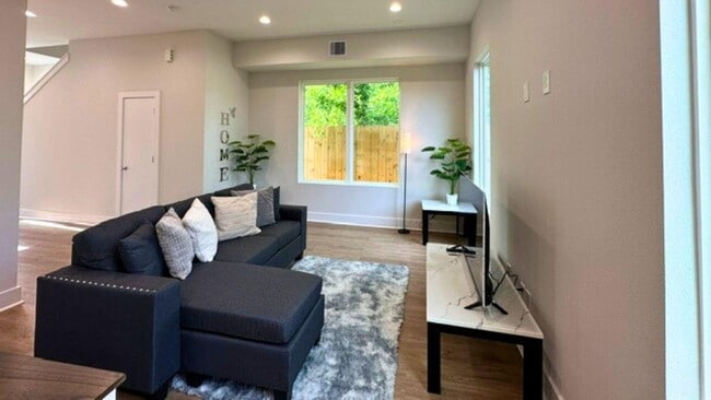 Building Photo - 835E Dorchester St