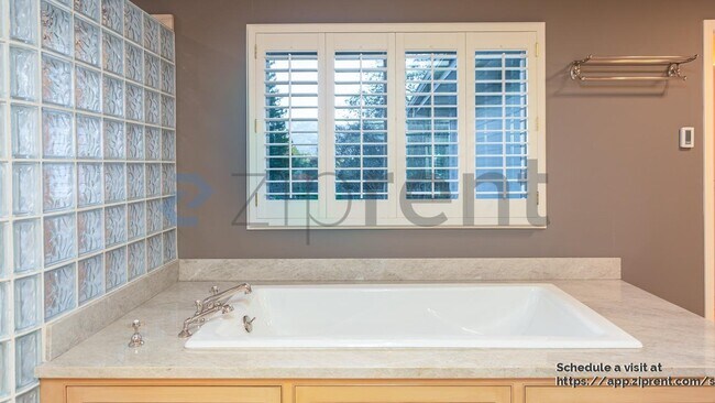 Building Photo - 16000 Greenwood Rd