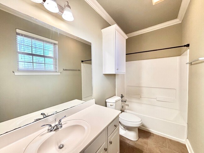 Building Photo - Three Bedroom Townhouse in Gated Community...