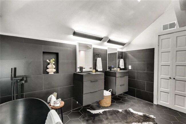 Building Photo - 901 Argonne Ave NE