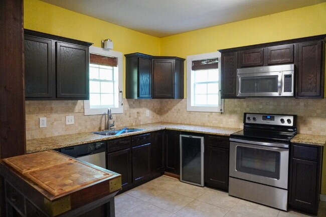 Building Photo - Charming Alta Vista Bungalow  ** Zero Secu...