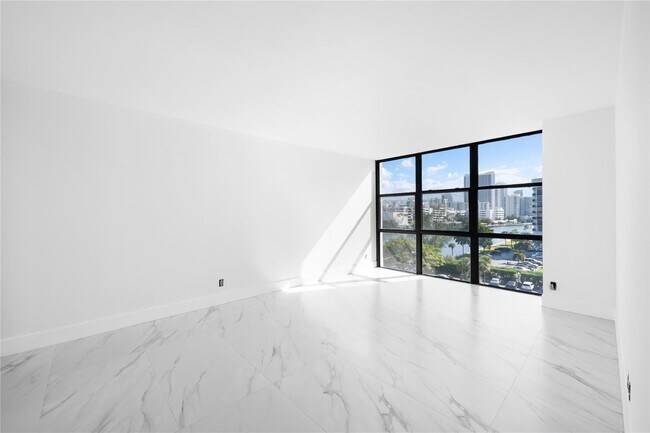 Building Photo - 800 Parkview Dr