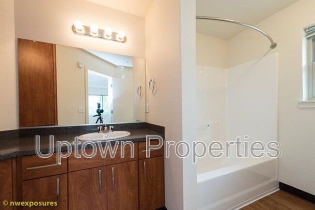 Building Photo - 4775 SW Franklin Ave