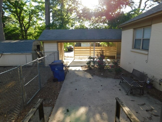 Building Photo - 2 Bed 1.5 Bath Duplex near downtown