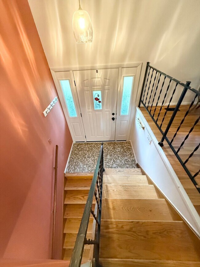 Building Photo - AVAILABLE NOW AUGUST 2025.  MONTHLY RENT I...