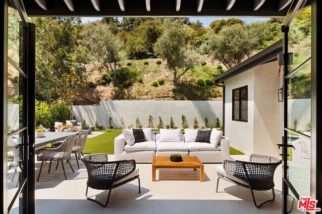 Building Photo - 8628 Edwin Dr