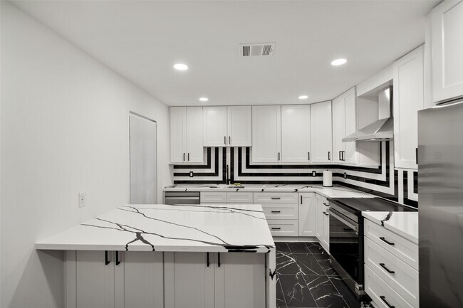 Building Photo - 2101 Fountain View Dr