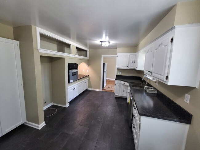 Building Photo - 1653 Sheppard Ave