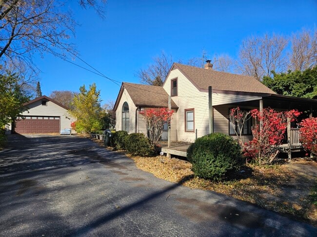 Building Photo - 1N670 River Dr