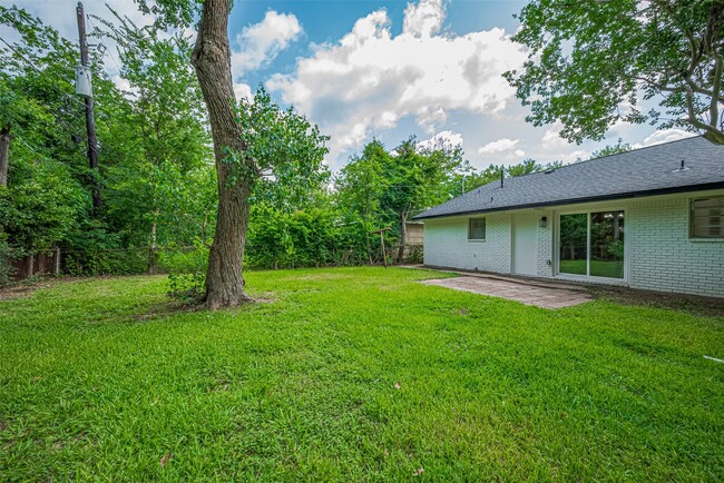 Building Photo - 2112 Walnut Ln