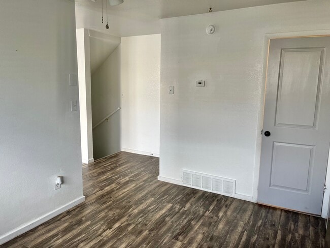 Building Photo - Pheasant Glen Town House #12
