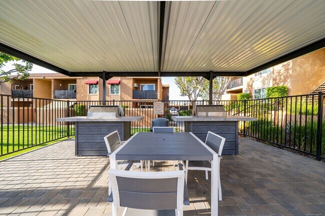 Building Photo - 1440 Oak Dr