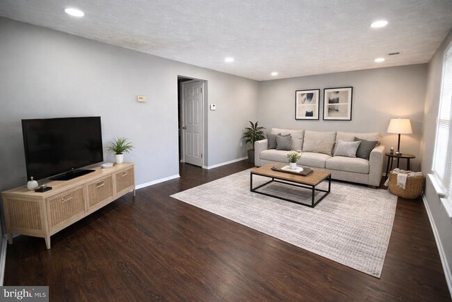 Building Photo - 2103 Tanglewood Dr