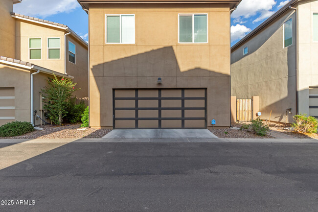 Building Photo - 1310 N Zane Dr