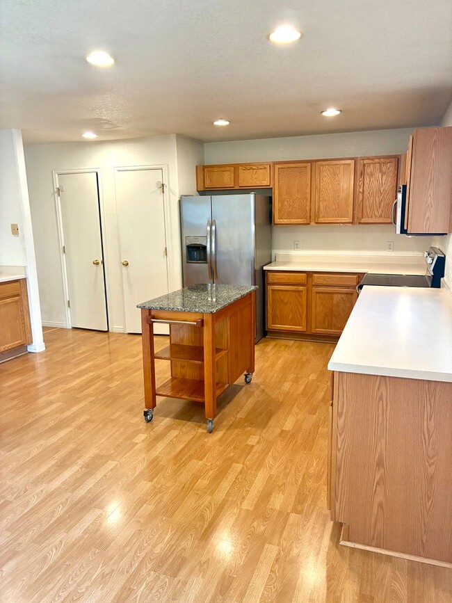 Building Photo - 3 Bedroom, 2.5 Bath Townhome with 2 Car At...
