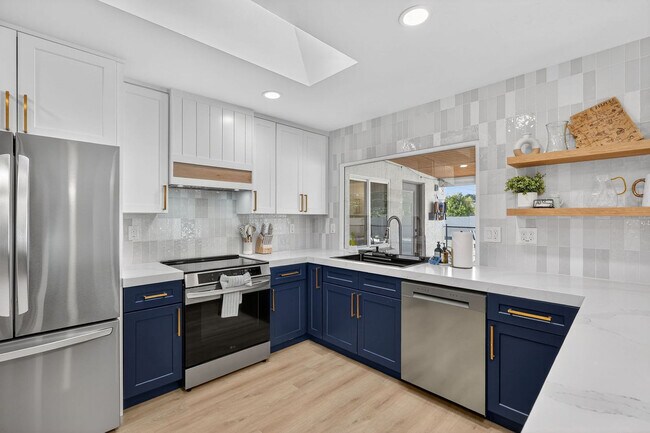Building Photo - 5121 E Windrose Dr