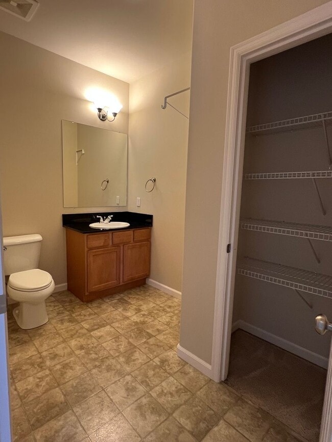 Building Photo - Great location with lots of amenities! 4 b...