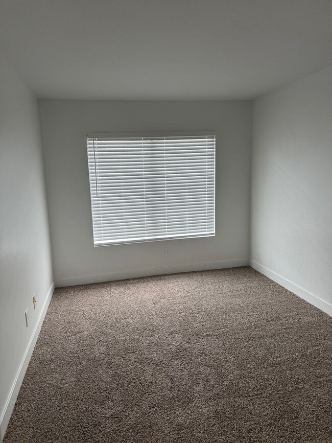 Building Photo - Condo with Amazing Lake View!