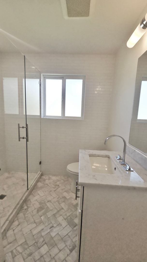Building Photo - 3 Bed, 2 Bath Apartment Newly Remodel in P...