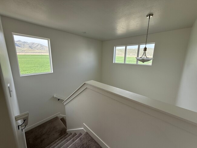 Building Photo - 4724 E Lk Cor Dr