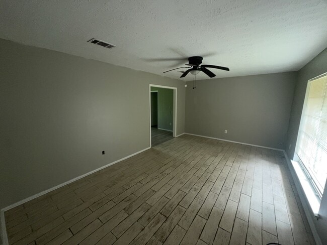 Building Photo - 130 E Woodcrest Dr
