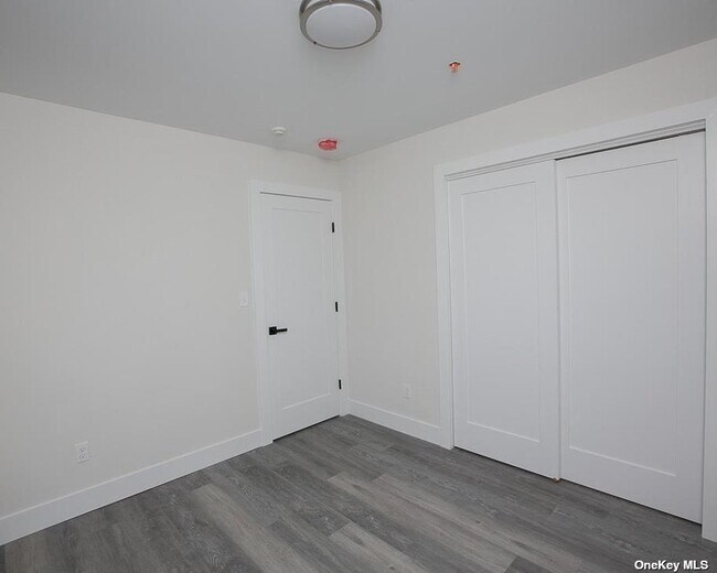 Building Photo - 170 W Montauk Hwy