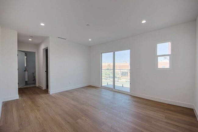 Building Photo - 1638 S Longwood Ave