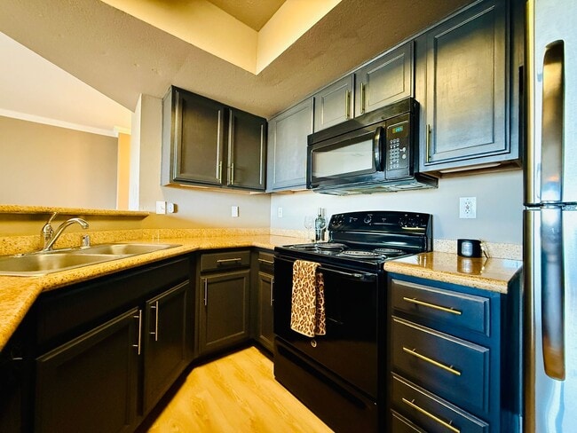 Building Photo - Charming 1-Bedroom Condo in the Heart of S...