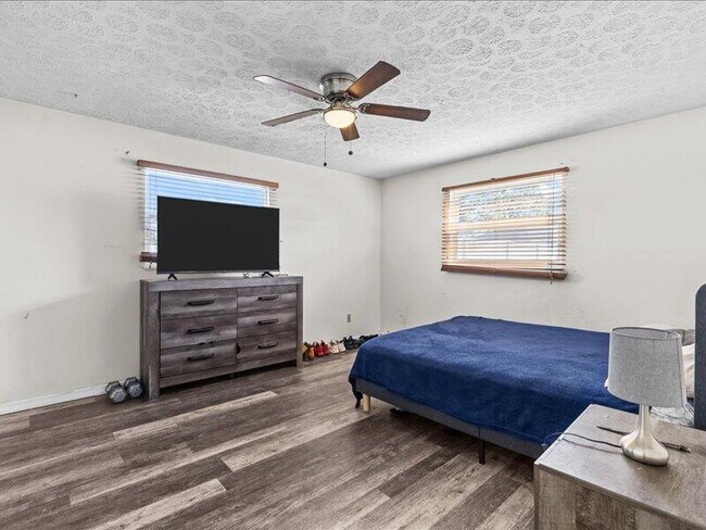 Building Photo - 1297 SE Floresta Dr