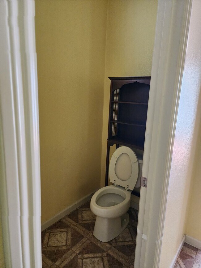 Building Photo - 5 Bedroom 3 Bathroom with 3 car Garage in the Sylvan School District