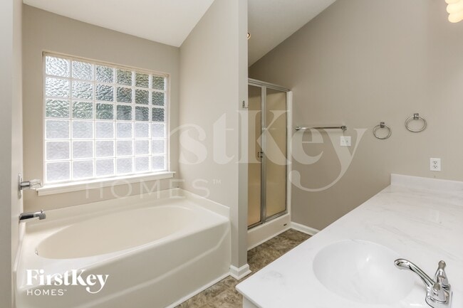 Building Photo - 200 Summer Hill Dr