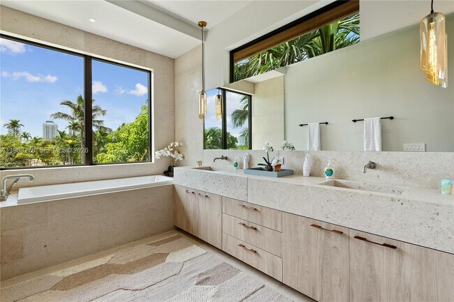 Building Photo - 1200 NE 87th St