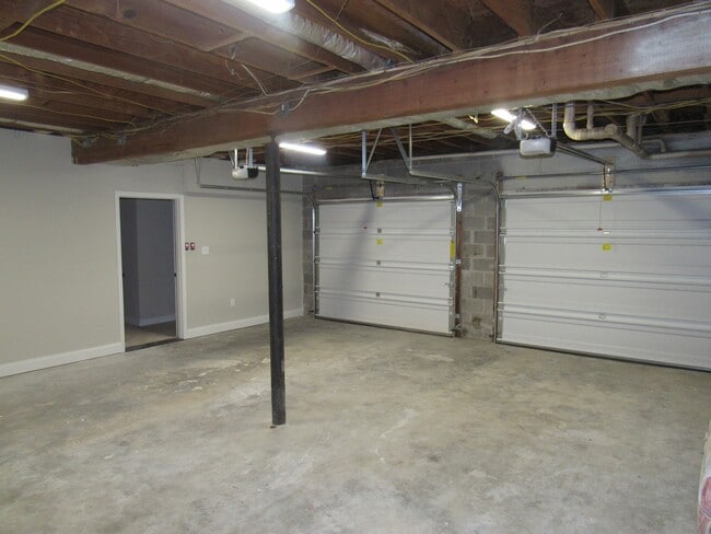 Building Photo - 4 Bedroom, 3 Bath Basement Ranch with Coun...