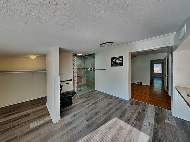 Building Photo - 1019 Park Center St